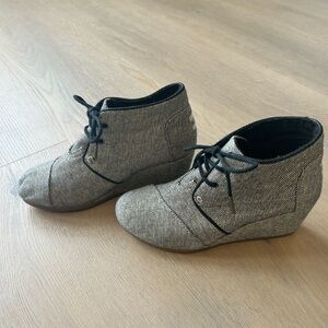 TOMS Desert Wedge Black Gold Metallic Linen